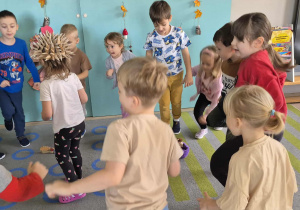 Dzieci biorą udział w zabawie ruchowej.