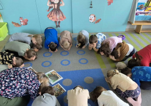 Dzieci biorą udział w zabawie ruchowej.