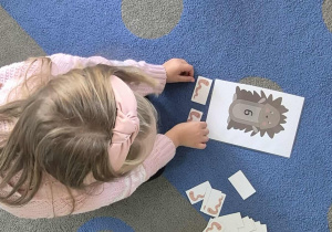 Dziewczynka karmi jeżyka.