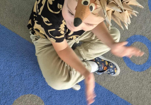 Chłopiec bawi się w jeżyka.