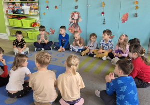 Nauczycielka opowiada dzieciom o jeżach.