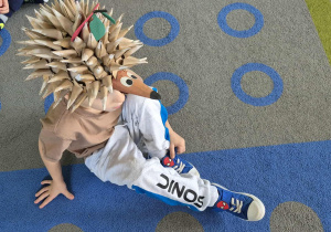 Chłopiec bawi się w jeżyka.