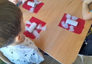 Dzieci tworzą orła.