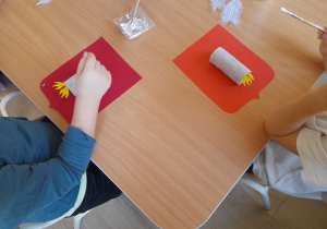 Dzieci tworzą orła.