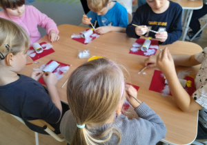 Dzieci tworzą pracę plastyczno-techniczną.