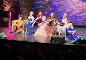 Aktorzy na scenie teatru.