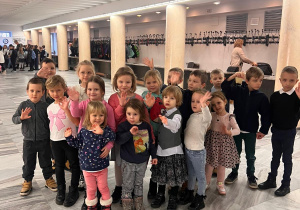Dzieci czekają na wejście na salę teatralną.