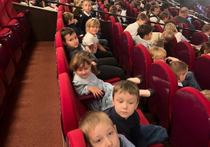 Dzieci siedzą na widowni.