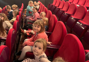 Dzieci siedzą na widowni.