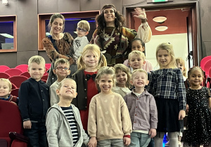 Dzieci z aktorką w teatrze,