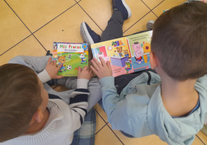 Dzieci oglądają książki.