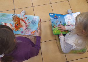 Dzieci oglądają książki.