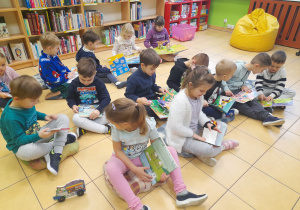 Dzieci oglądają książki.