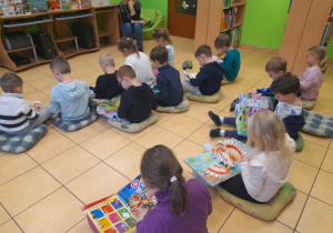 Dzieci oglądają książki.