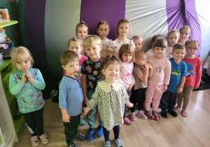 Dzieci stoją przed kopułą planetarium.