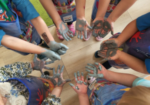 Dzieci pokazują pomalowane dłonie.
