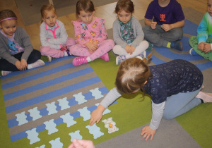 Dzieci układają memory.