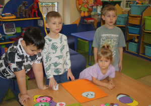 Dzieci układają misia zgodnie z instrukcją.