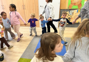 Dzieci tańczą w kole.