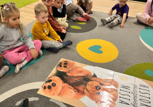 Dzieci słuchają opowieści "Historia Pluszowego Misia".