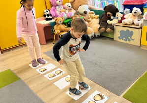 "Misiowe stopy"- zabawa gimnastyczna.