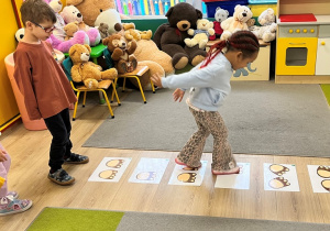 "Misiowe stopy"- zabawa gimnastyczna.