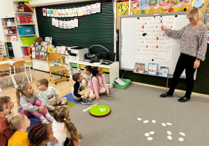 Nauczycieka czyta opowieść.