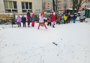 Dzieci bawią się na śniegu.