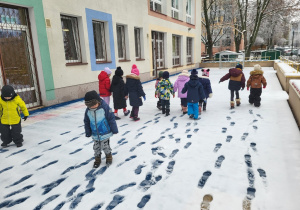 Dzieci bawią się na śniegu.