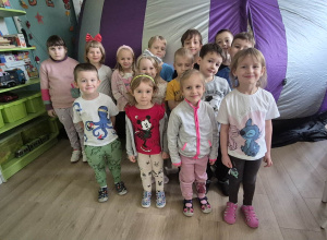 Dzieci pozują do zdjęcia