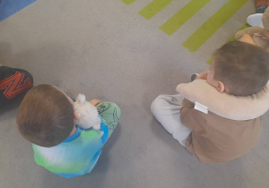 Dzieci przytulają swoje misie.