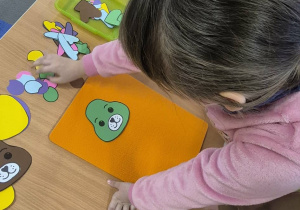 Dzieci układają misia.