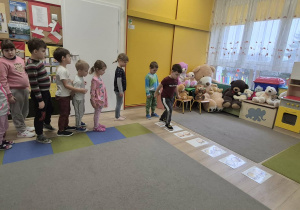 Dzieci pokonują tor.