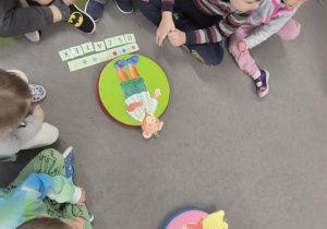 Dzieci rozpoznają bajkowe misie.