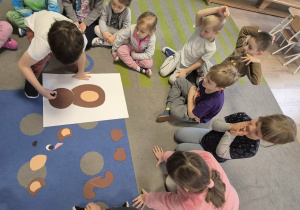 Dzieci tworzą misia.