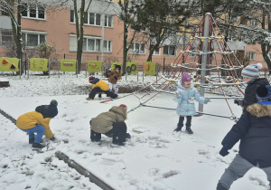Dzieci rzucają się śnieżkami.