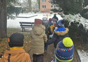 Dzieci idą do ogrodu przedszkolnego.
