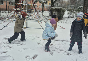 Dzieci bawią się na dworze.