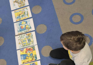 Chłopiec opowiada historyjkę obrazkową.