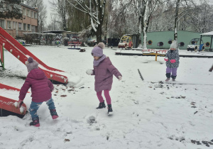 Dzieci bawią się na dworze.