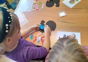 Dziewczynka tworzy swojego łowickiego kogutka.