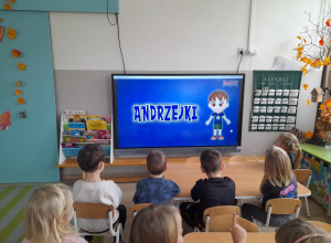 Dzieci oglądają film edukacyjny