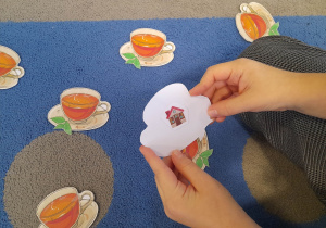 Dziecko losuje wróżbę.