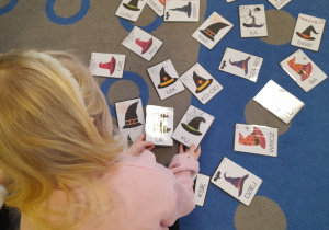 Dziecko losuje wróżbę.