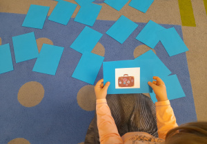 Dziecko losuje obrazek z wróżbą.