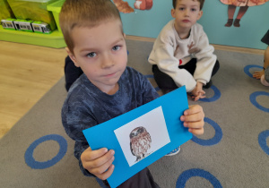 Chłopiec demonstruje wylosowany obrazek.