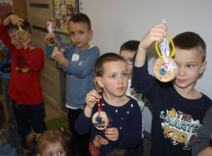 Dzieci prezentują swoje prace.