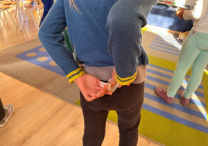 Dziewczynka zdejmuje taśmę z pleców.