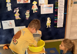 Chłopiec myje ręce po toalecie.