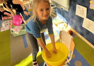 Dziewczynka myje ręce po toalecie.